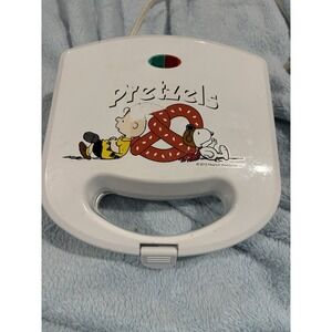 Smart Planet PEANUTS SNOOPY CHARLIE BROWN PRETZEL MAKER KITCHEN NonStick Surface